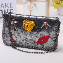 2018 New Women Clutches Mouth Beading Crack Leather Ladies Messenger Bags High Quality Crossbody Bags Day Clutch Party Purses
